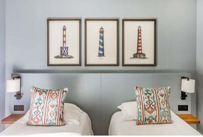 Twin kamer | Een kluis op de kamer, individueel gedecoreerd, individueel gemeubileerd