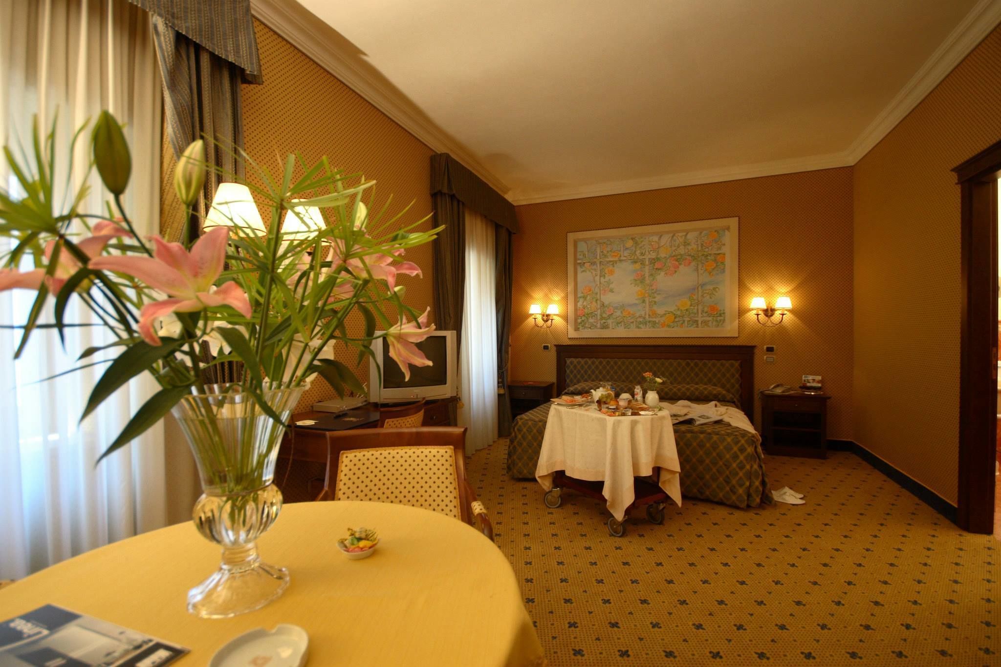 Minibar, caja de seguridad en la habitación y decoración personalizada 