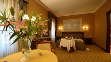 Minibar, caja de seguridad en la habitación y decoración personalizada