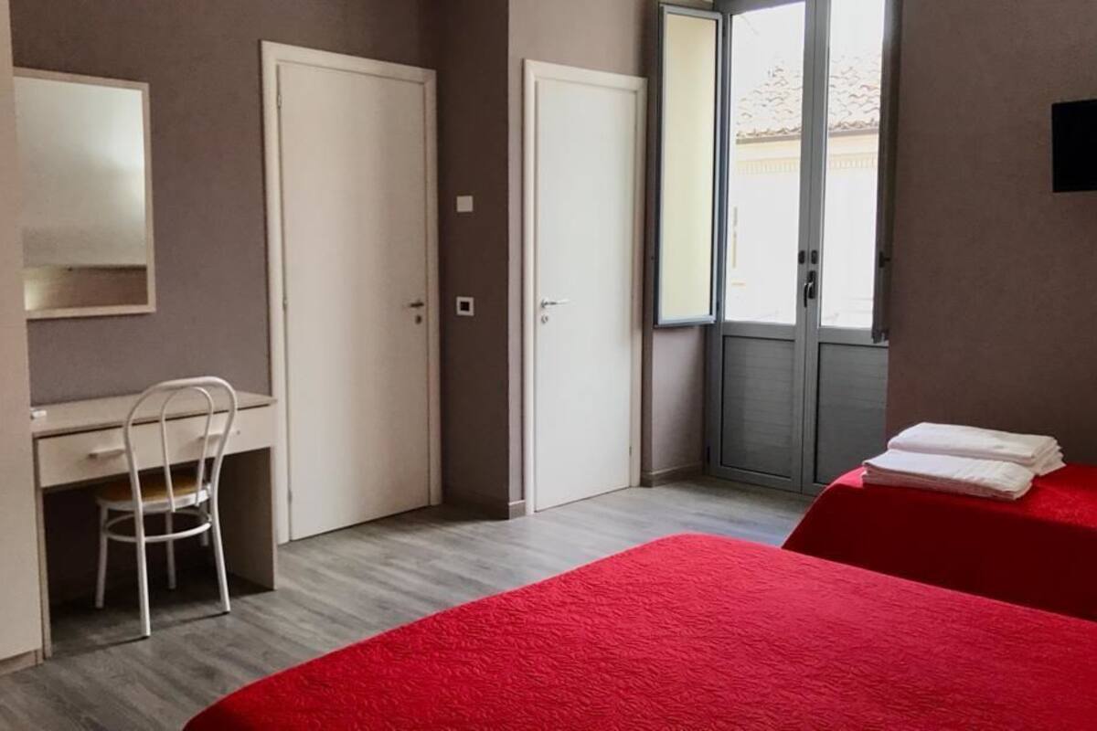 Minibar, Zimmersafe, Schreibtisch, Verdunkelungsvorhänge