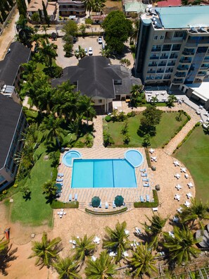 Piscina externa, espreguiçadeiras