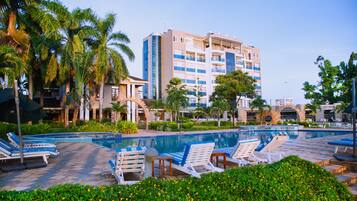 屋外プール、サンラウンジャー