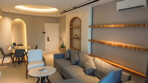 Executive Suite | In-room safe, blackout drapes, iron/ironing board, free WiFi