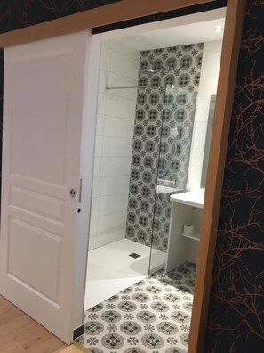 Deluxe Suite, 1 Bedroom, Accessible, Garden View (La Perle) | Bathroom - Chambres d'hôtes Le Relais de la Perle (Le Vernois)