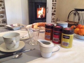 Free daily continental breakfast  - Chambres d'hôtes Le Relais de la Perle (Le Vernois)