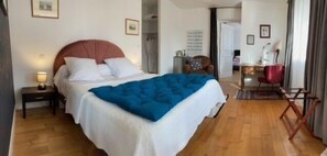 A bedroom with a bed, a nightstand, a desk, and a chair. - Chambres d'hôtes Le Relais de la Perle (Le Vernois)