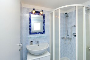 Ducha, artículos de tocador gratuitos, secador de pelo, bidet