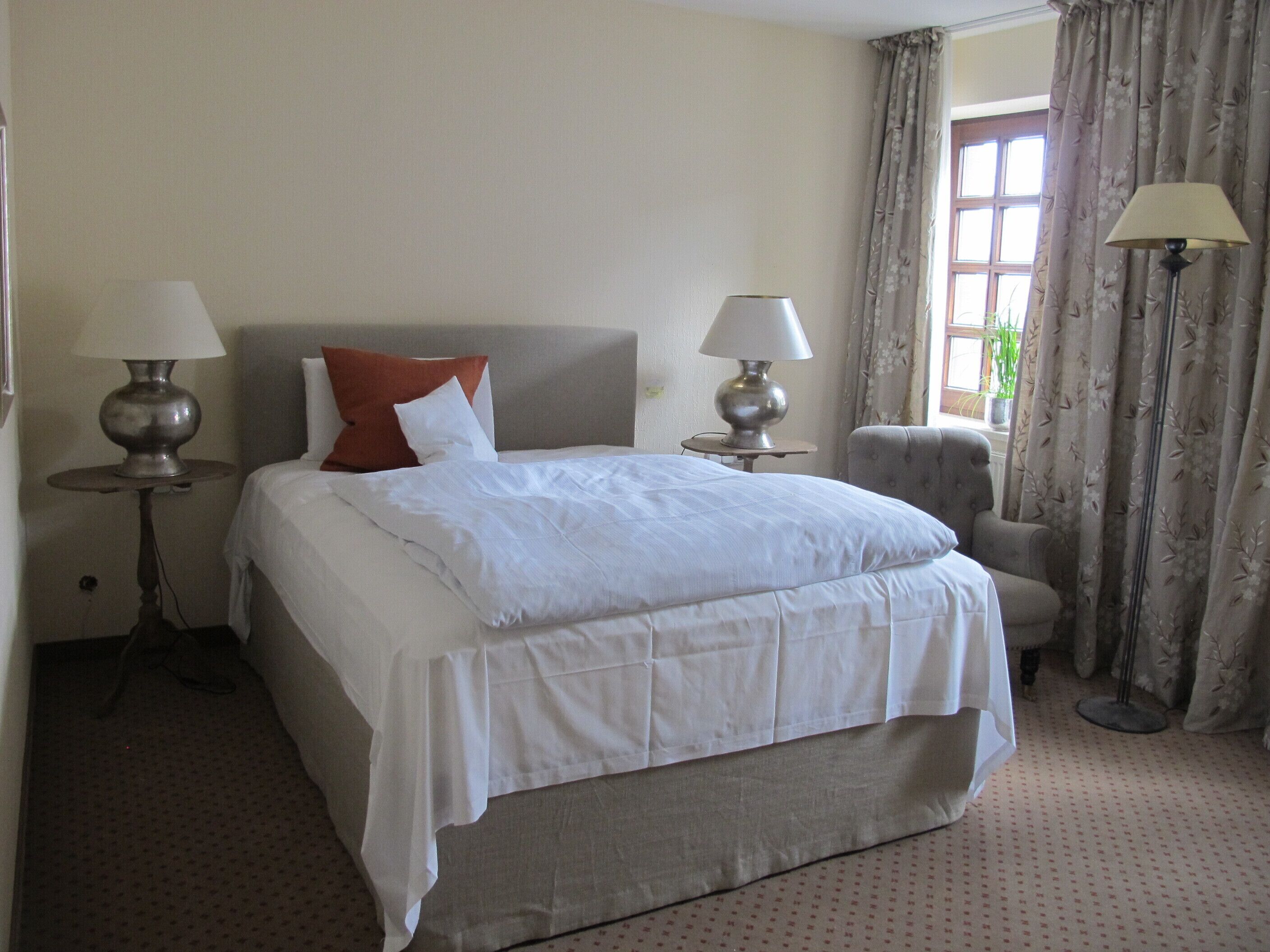 superior single room | hypo-allergenic bedding, in-room safe, desk, laptop workspace