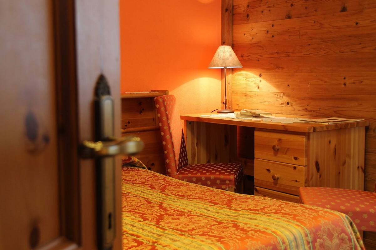 In-room safe, cribs (surcharge), WiFi (free), bed sheets