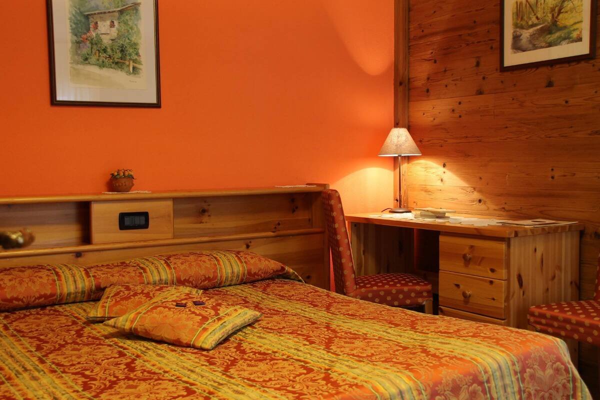 In-room safe, cribs (surcharge), WiFi (free), bed sheets