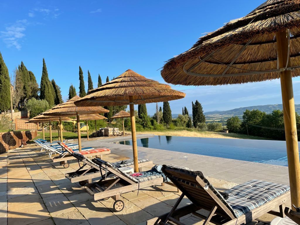 Una piscina al aire libre de temporada