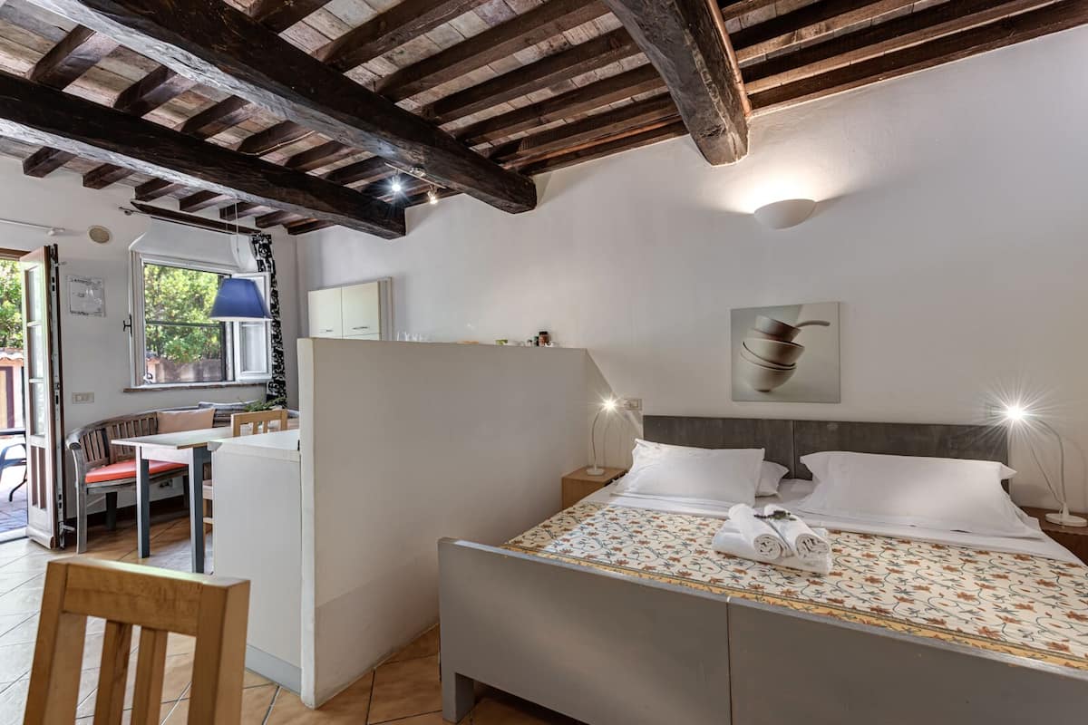 Studio (Amaryllis 3) | Desk, free WiFi, bed sheets