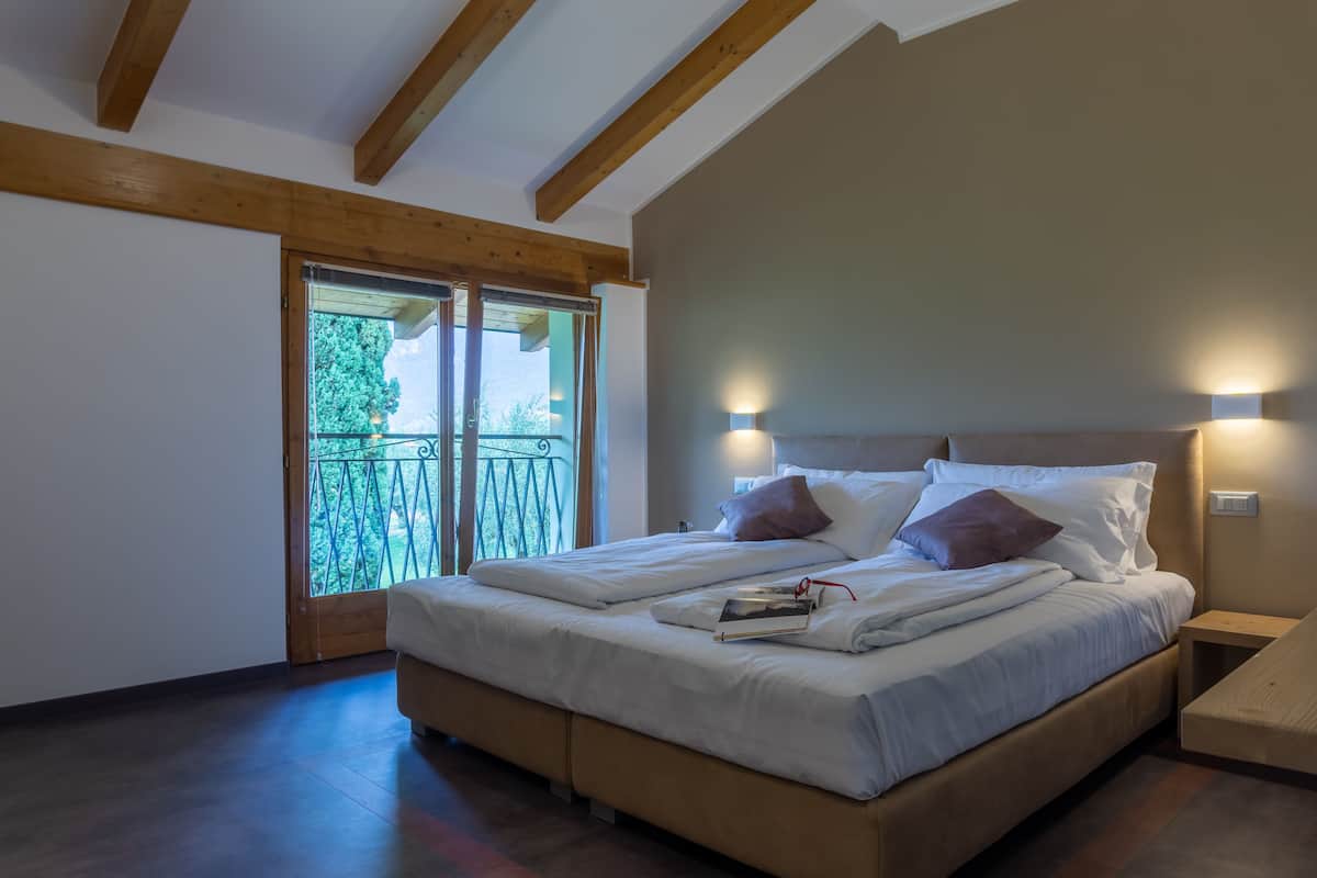 Eenvoudige tweepersoonskamer, 2 eenpersoonsbedden | 1 slaapkamer, luxe beddengoed, donzen dekbedden, een minibar