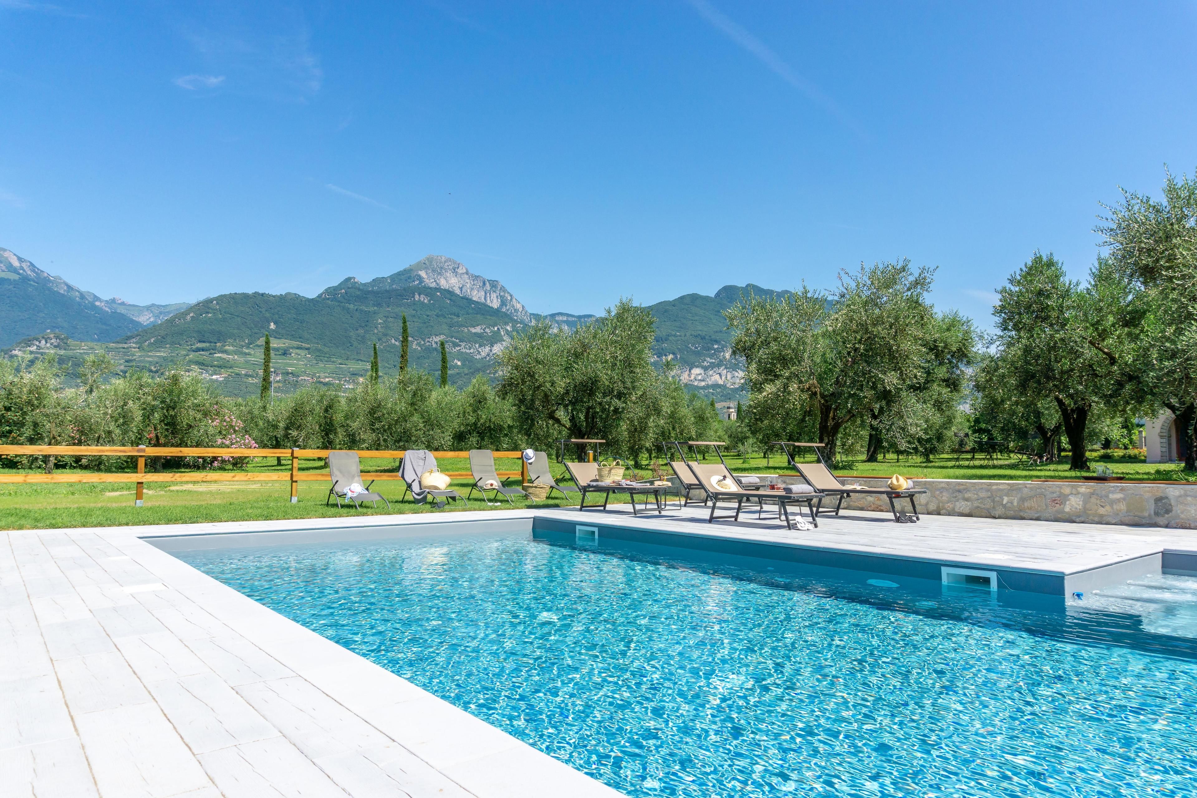 季节性开放的室外游泳池