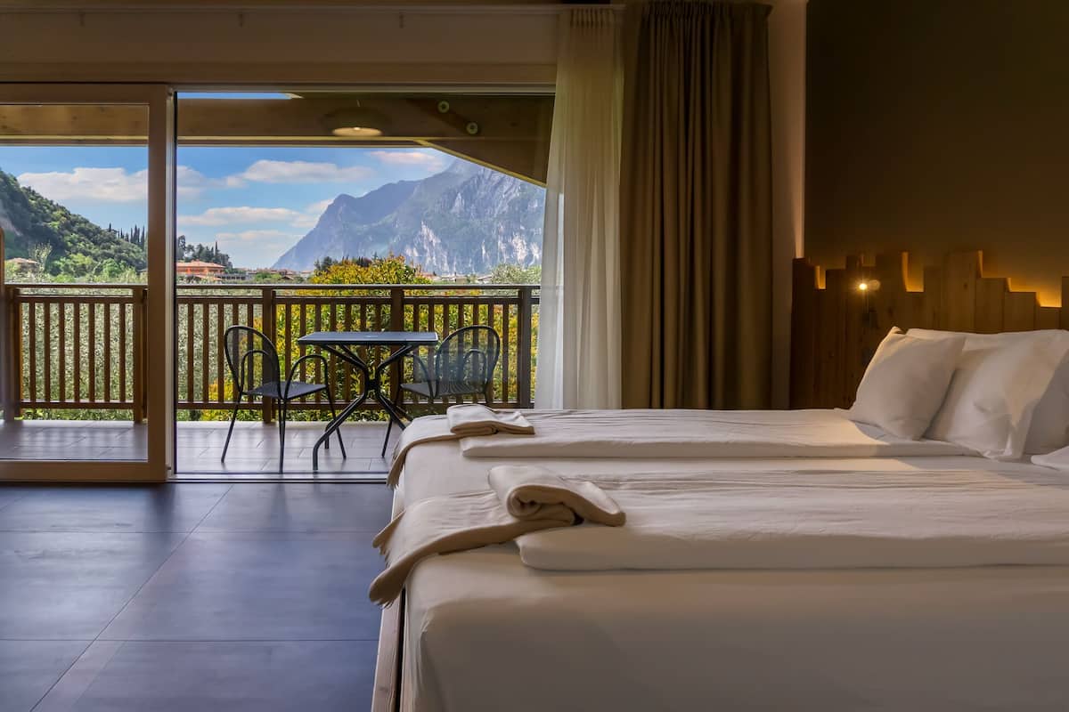 Deluxe driepersoonskamer, meerdere bedden | 1 slaapkamer, luxe beddengoed, donzen dekbedden, een minibar