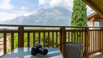 Chambre Triple Deluxe, plusieurs lits | Vue sur le jardin