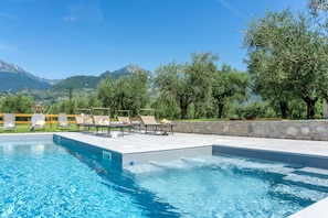 Una piscina al aire libre de temporada
