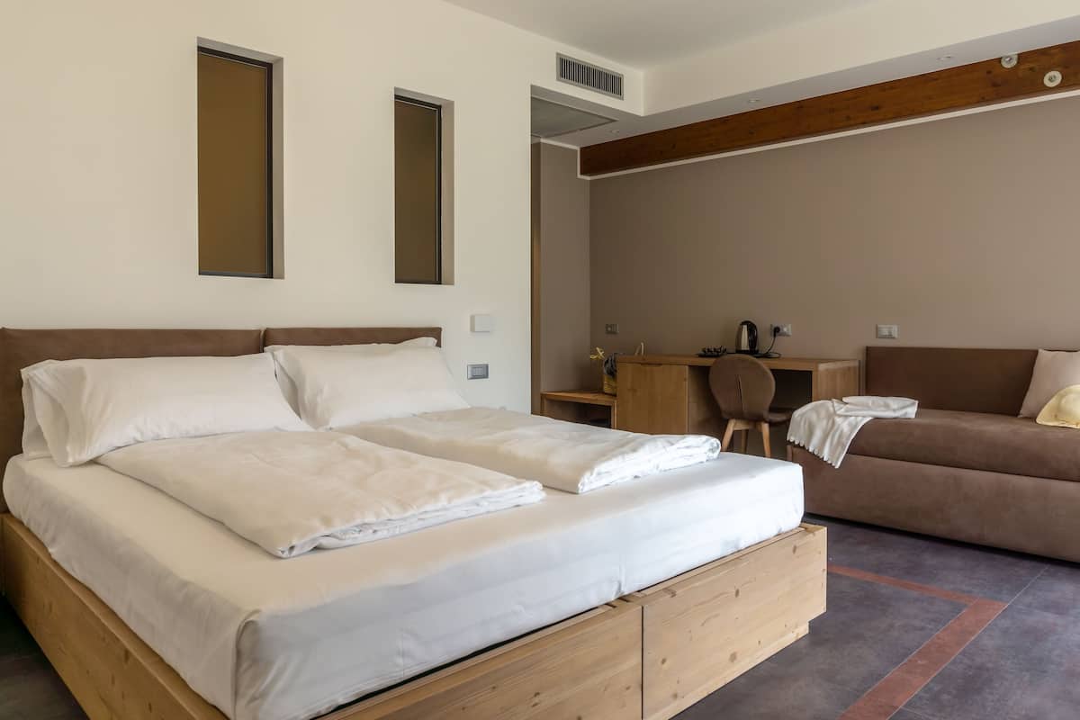 Comfort driepersoonskamer, meerdere bedden | 1 slaapkamer, luxe beddengoed, donzen dekbedden, een minibar
