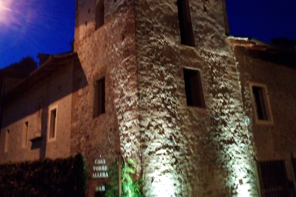 Fachada da propriedade à noite