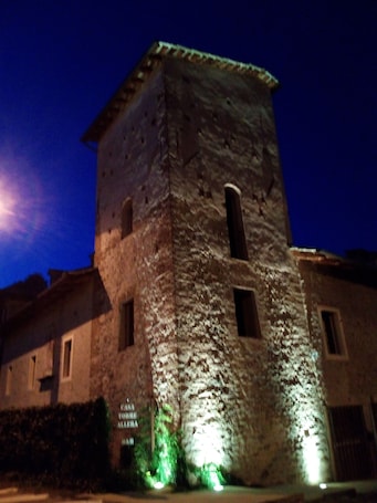 Fachada da propriedade à noite