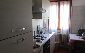 Fridge, oven, stovetop, coffee/tea maker