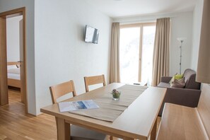 Comfort-Apartment, 2 Schlafzimmer | Wohnbereich | Flachbildfernseher