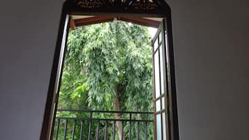 Basic Double Room, 1 Queen Bed | 3 bedrooms, hypo-allergenic bedding, iron/ironing board, free WiFi