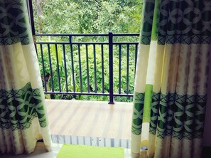 基本雙人房, 1 張加大雙人床 | 陽台