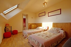 Chambre familiale | Fer et planche à repasser, accès au Wi-Fi (inclus), literie fournie