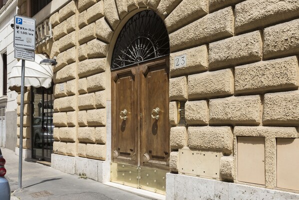 Property entrance - ROMAC - Villa Borghese (Rome)