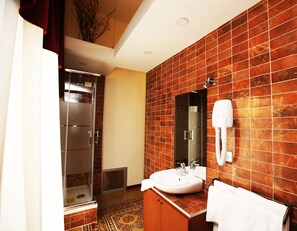 Deluxe Double Room | Bathroom | Combined shower/bathtub, jetted bath, free toiletries, hair dryer - La Bella Napoli B&B (Naples)