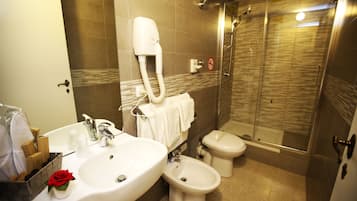 Camera quadrupla | Bagno | Combinazione doccia/vasca, vasca idromassaggio, set di cortesia gratuito