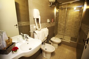 Quadruple Room | Bathroom | Combined shower/tub, jetted tub, free toiletries, hair dryer - La Bella Napoli B&B (Naples)