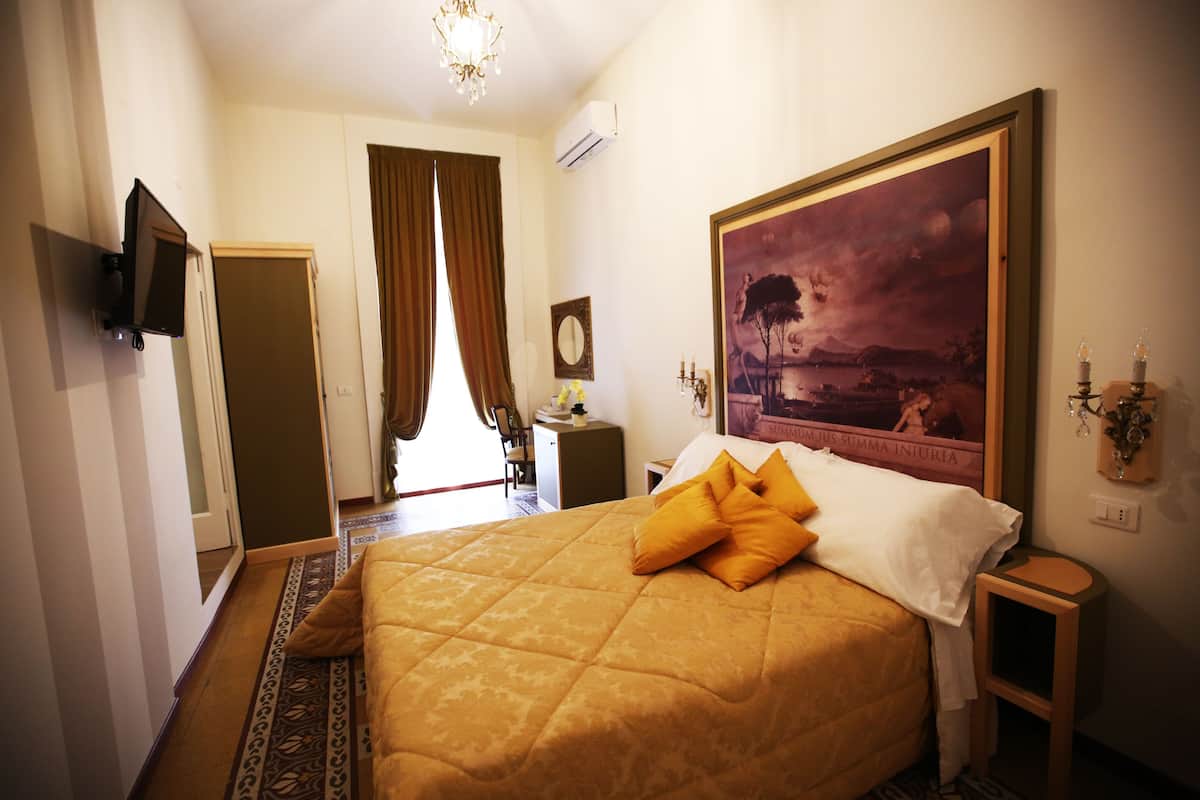 Romantic Suite | Premium bedding, minibar, in-room safe, desk