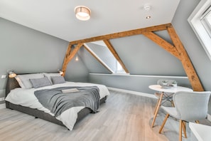 Deluxe suite, balkon | Een kluis op de kamer, een bureau, gratis wifi, beddengoed