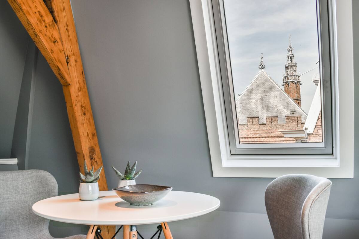 Deluxe-Suite, Balkon | Essbereich im Zimmer