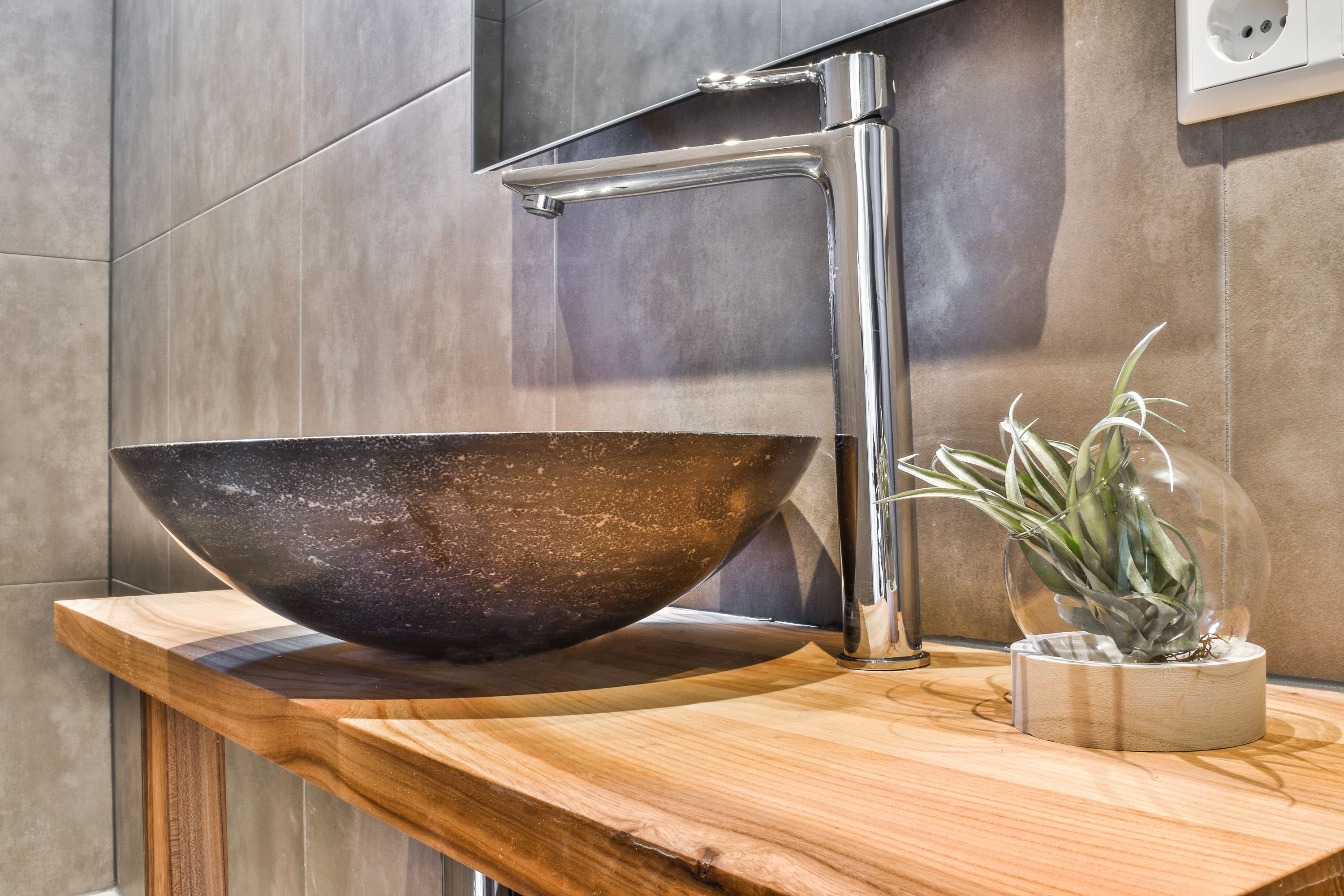 deluxe suite, 1 bedroom | bathroom | separate bathtub and shower, deep-soaking bathtub, designer toiletries