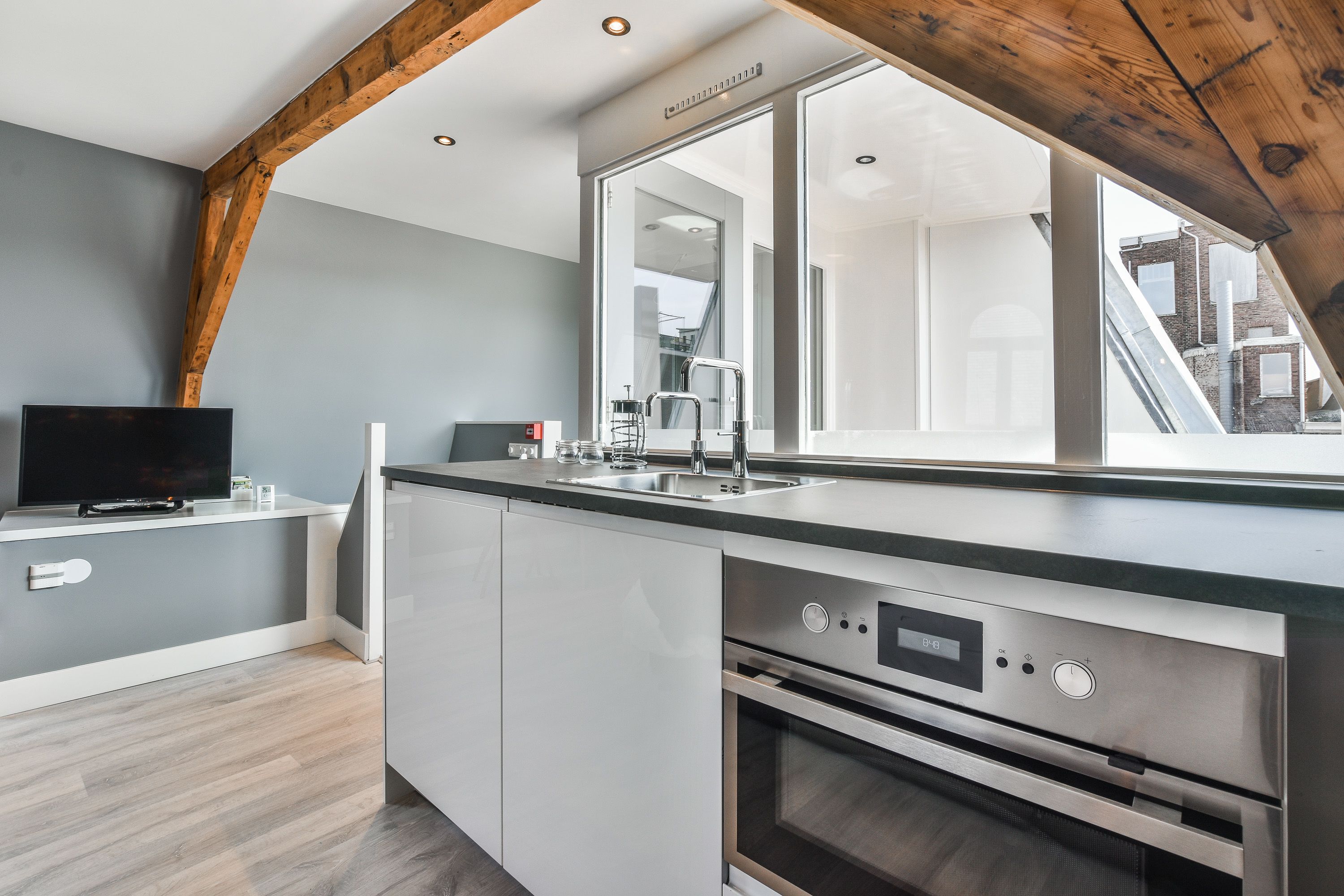 deluxe suite, balcony | private kitchen | fridge, microwave, oven, stovetop