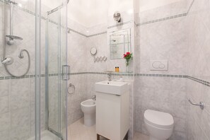 Lejlighed - 3 soveværelser | Badeværelse | Bruser, bidet, håndklæder, Sæbe