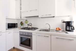 Apartment, 3 Bedrooms | 3 bedrooms, desk, travel crib, free WiFi - ROMAC - Gianicolo (Rome)