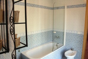 Dusche, kostenlose Toilettenartikel, Handtücher