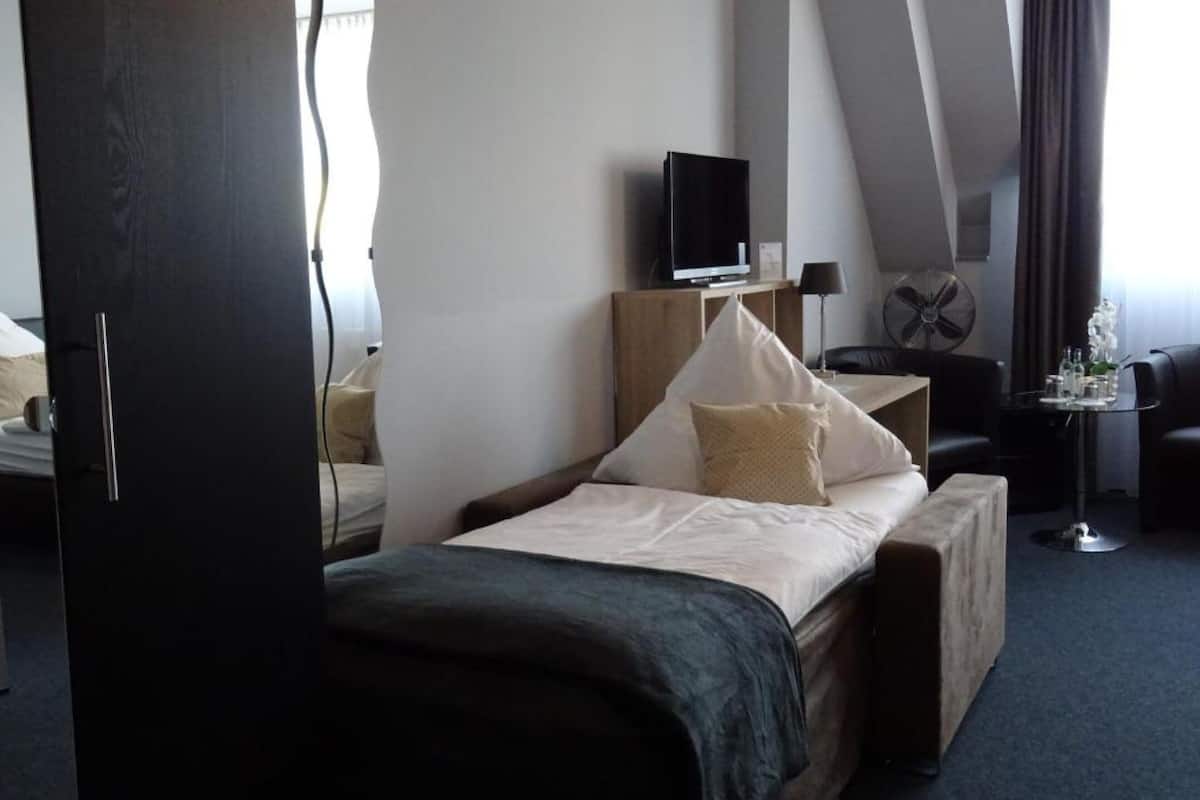 family room | in-room safe, iron/ironing board, cots/infant beds, free wifi