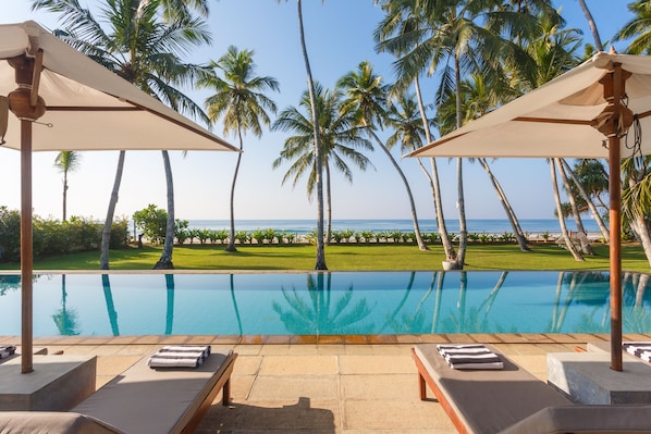 Outdoor pool, sun loungers - Habaraduwa House (Koggala)