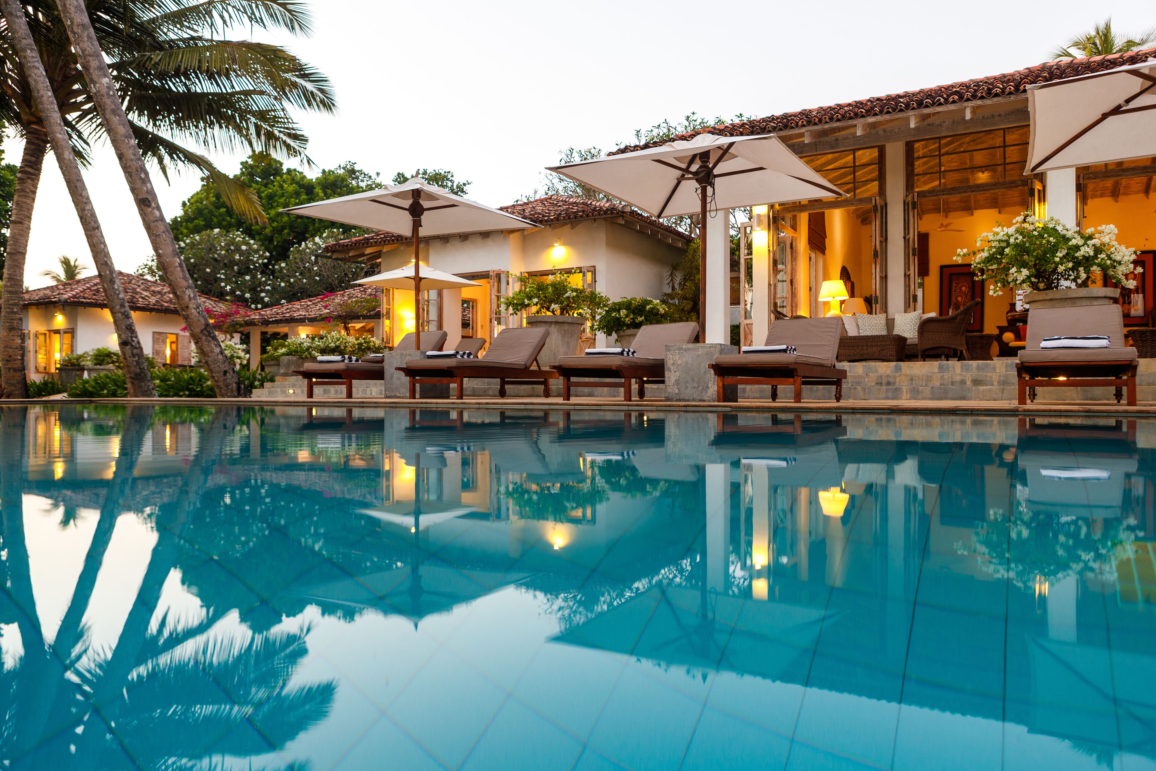 Bagian depan properti - sore/malam