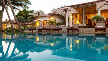 Bagian depan properti - sore/malam