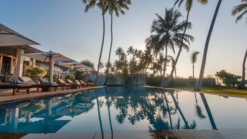 Kolam renang outdoor, dengan kursi berjemur