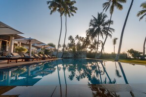 Outdoor pool, pool loungers - Habaraduwa House (Koggala)