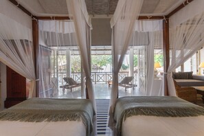 In-room safe, desk, iron/ironing board, rollaway beds - Habaraduwa House (Koggala)