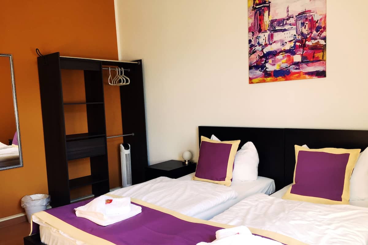 Twin kamer, 2 eenpersoonsbedden, niet-roken, en-suite badkamer | Geluiddichte muren, babybedden, extra bedden, gratis wifi
