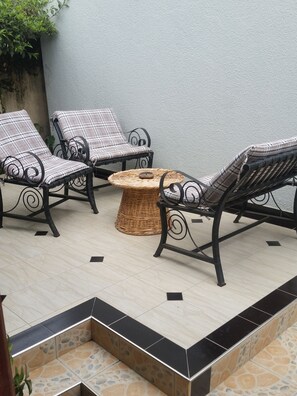 Outdoor dining - Raha Leo Inn (Arusha)